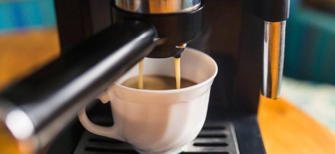Primer plano de cafetera con café espresso 