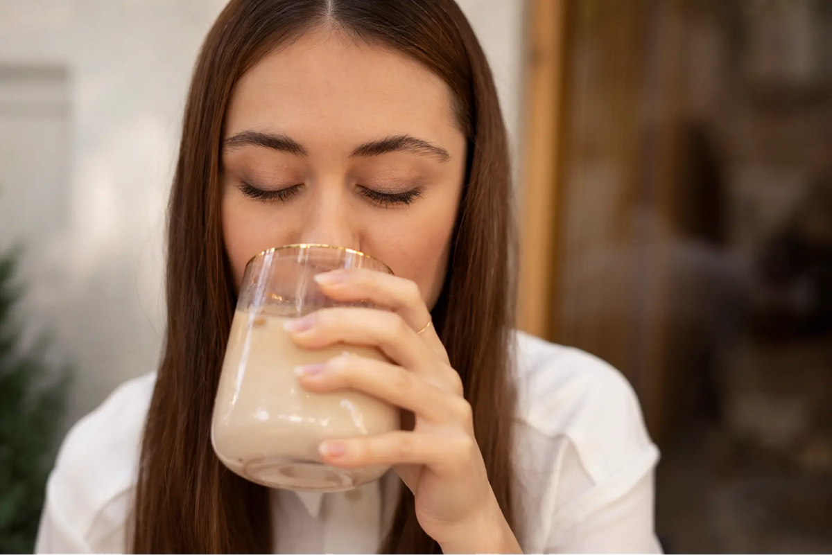 Chica tomando café frío 