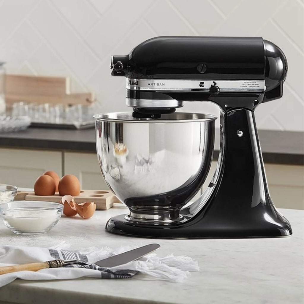 Batidora Planetaria Artisan KitchenAid negra en uso