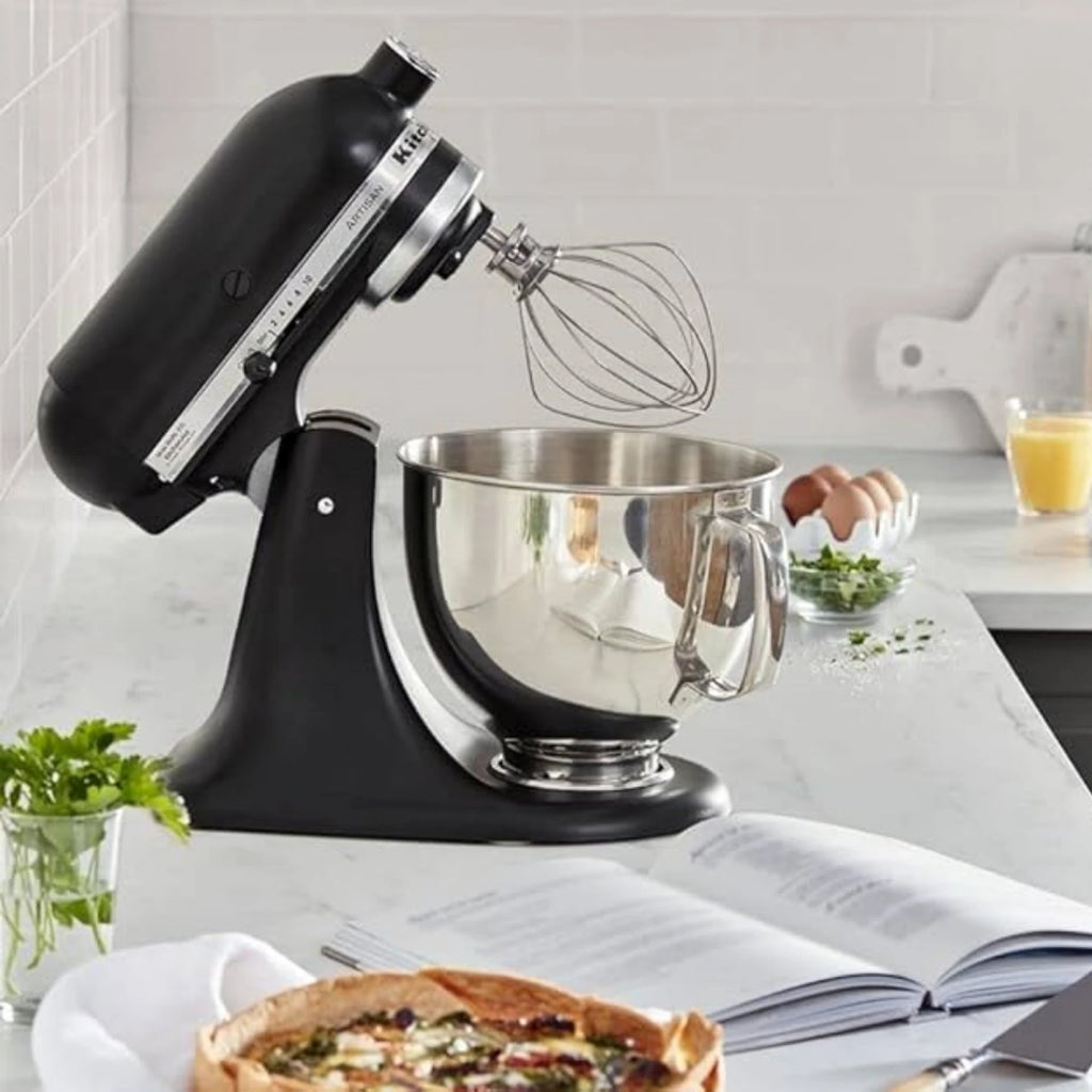 Batidora Planetaria Artisan KitchenAid negra en uso