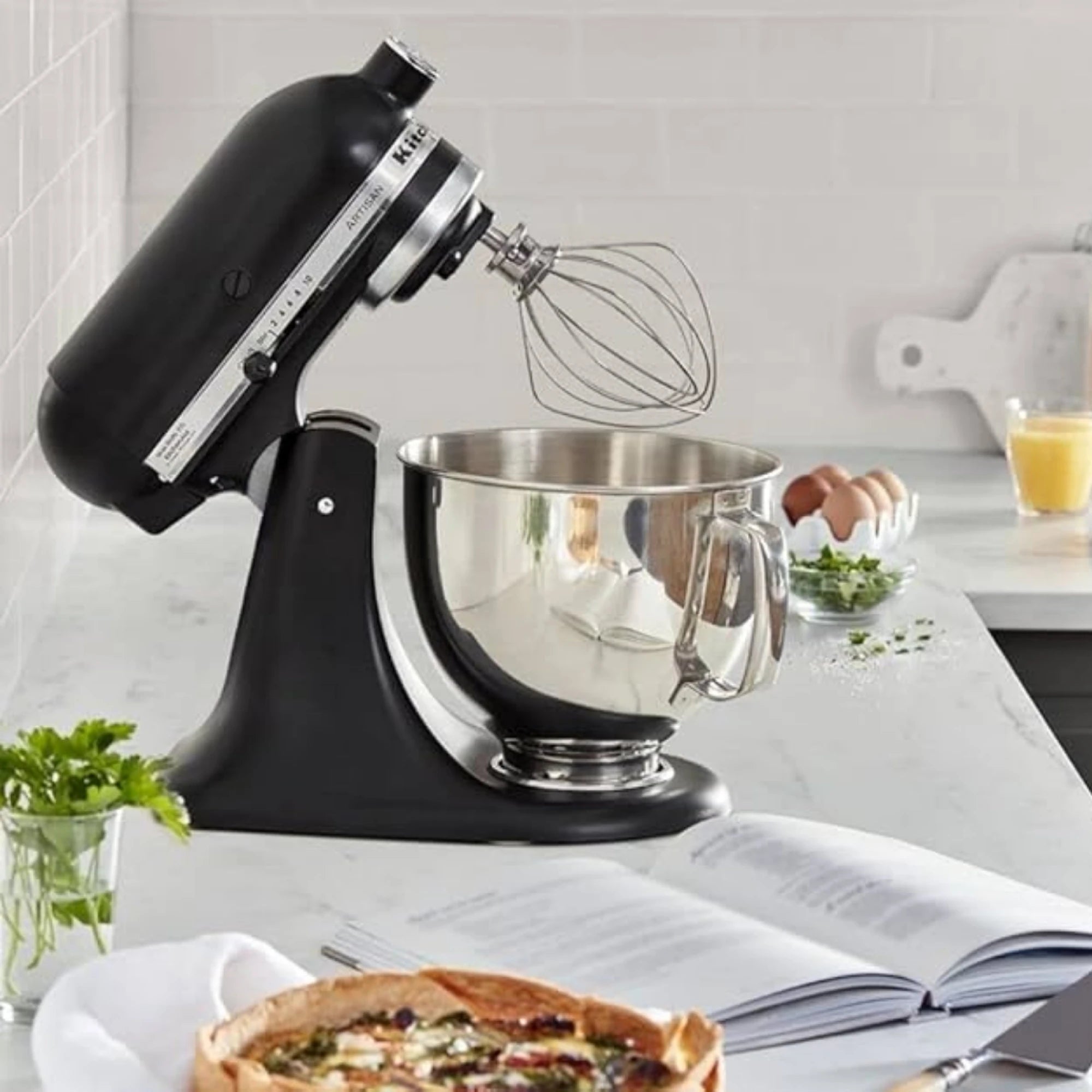 Batidora Planetaria Artisan KitchenAid negra en uso
