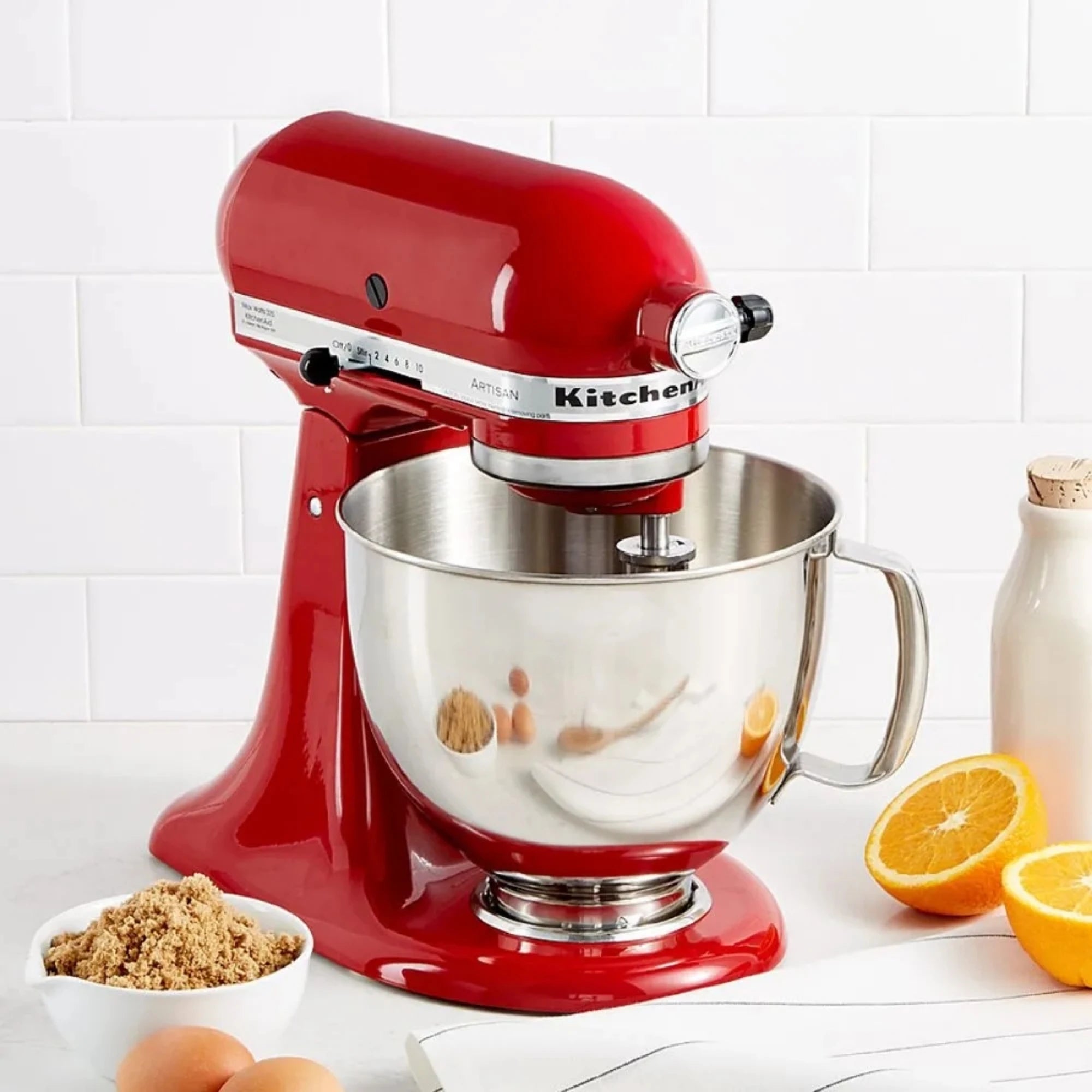 Batidora Planetaria Artisan KitchenAid roja en uso