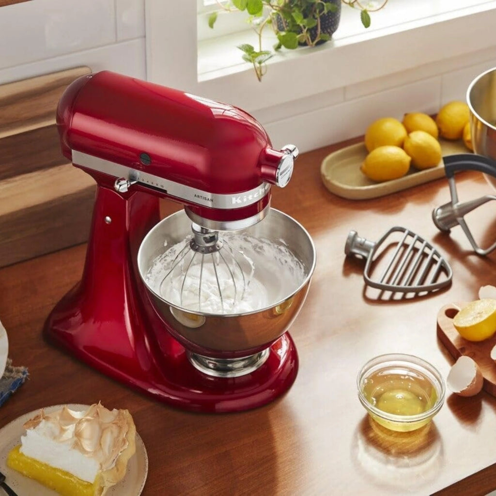 Batidora Planetaria Artisan KitchenAid roja en uso