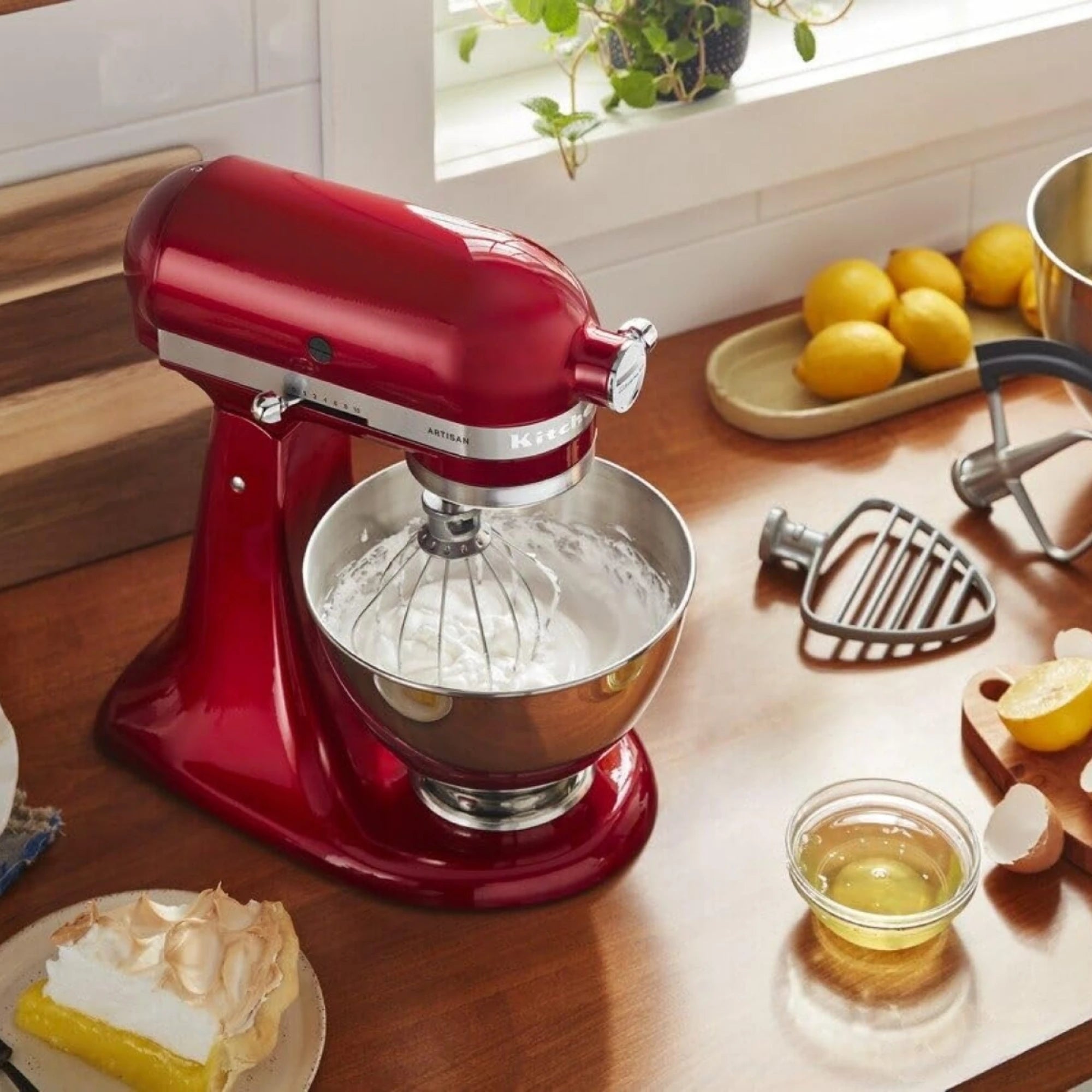 Batidora Planetaria Artisan KitchenAid roja en uso