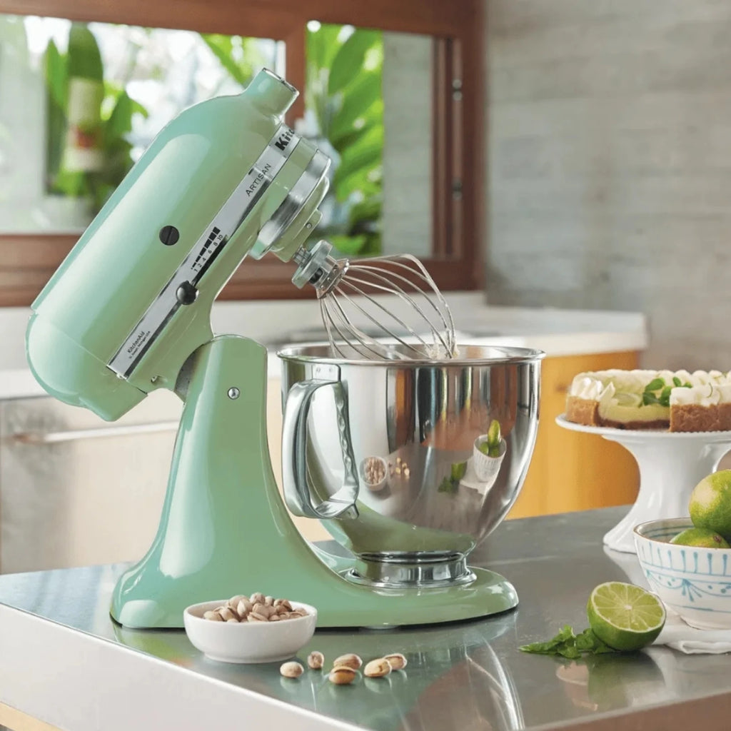 Batidora planetaria Artisan Plus Kitchenaid pistacho en la cocina