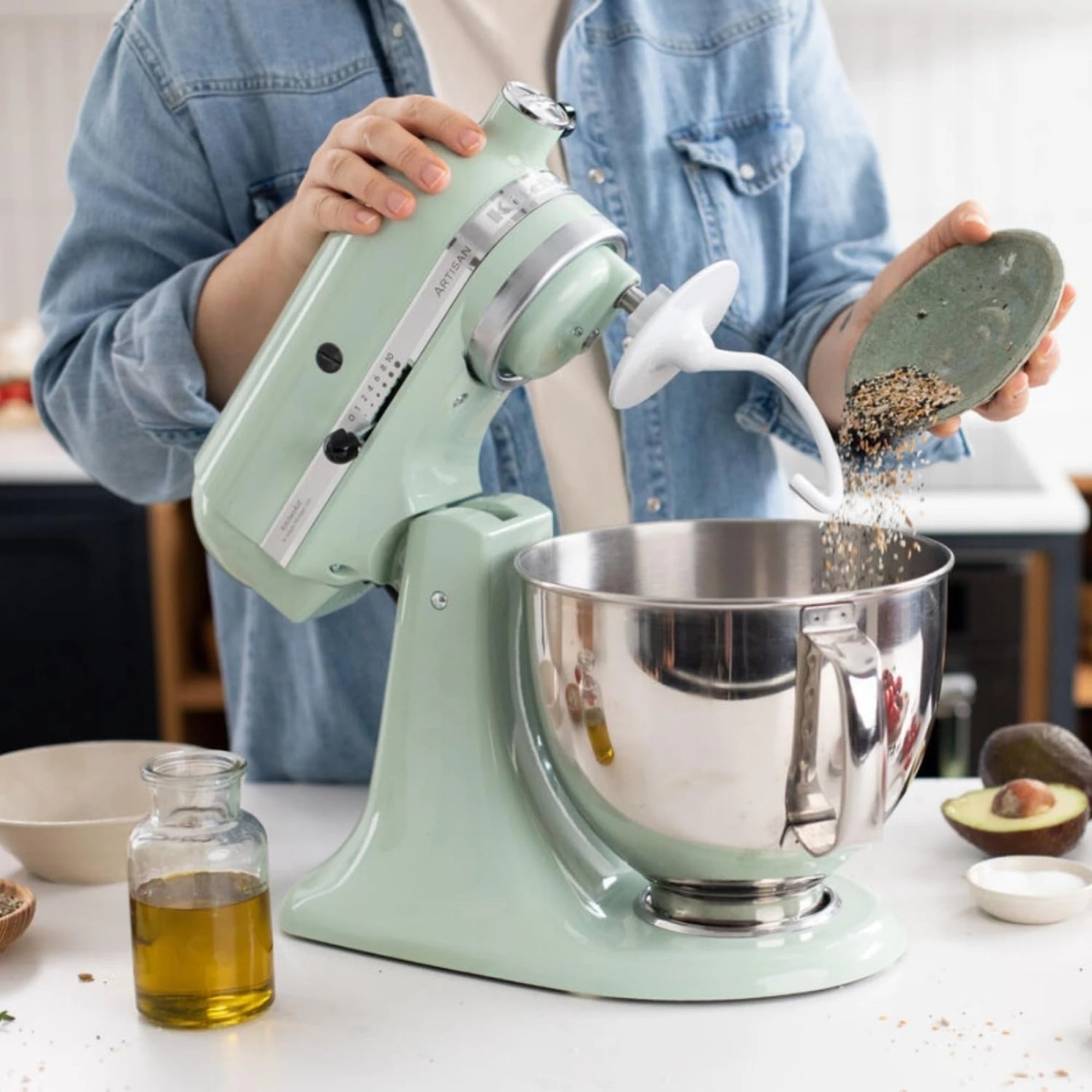 Batidora planetaria Artisan Plus Kitchenaid pistacho en uso
