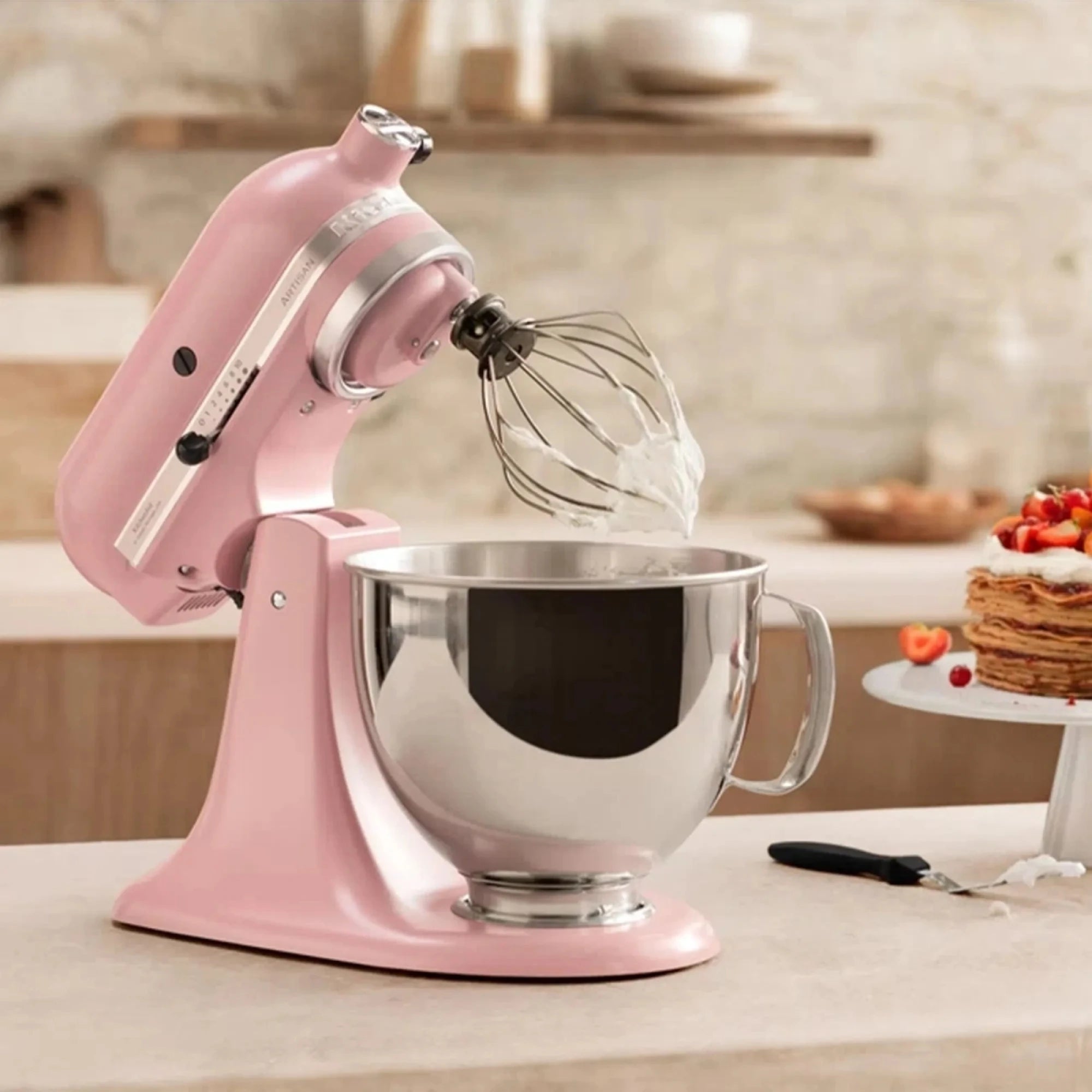 Batidora planetaria Artisan Plus Kitchenaid rosada con merengue