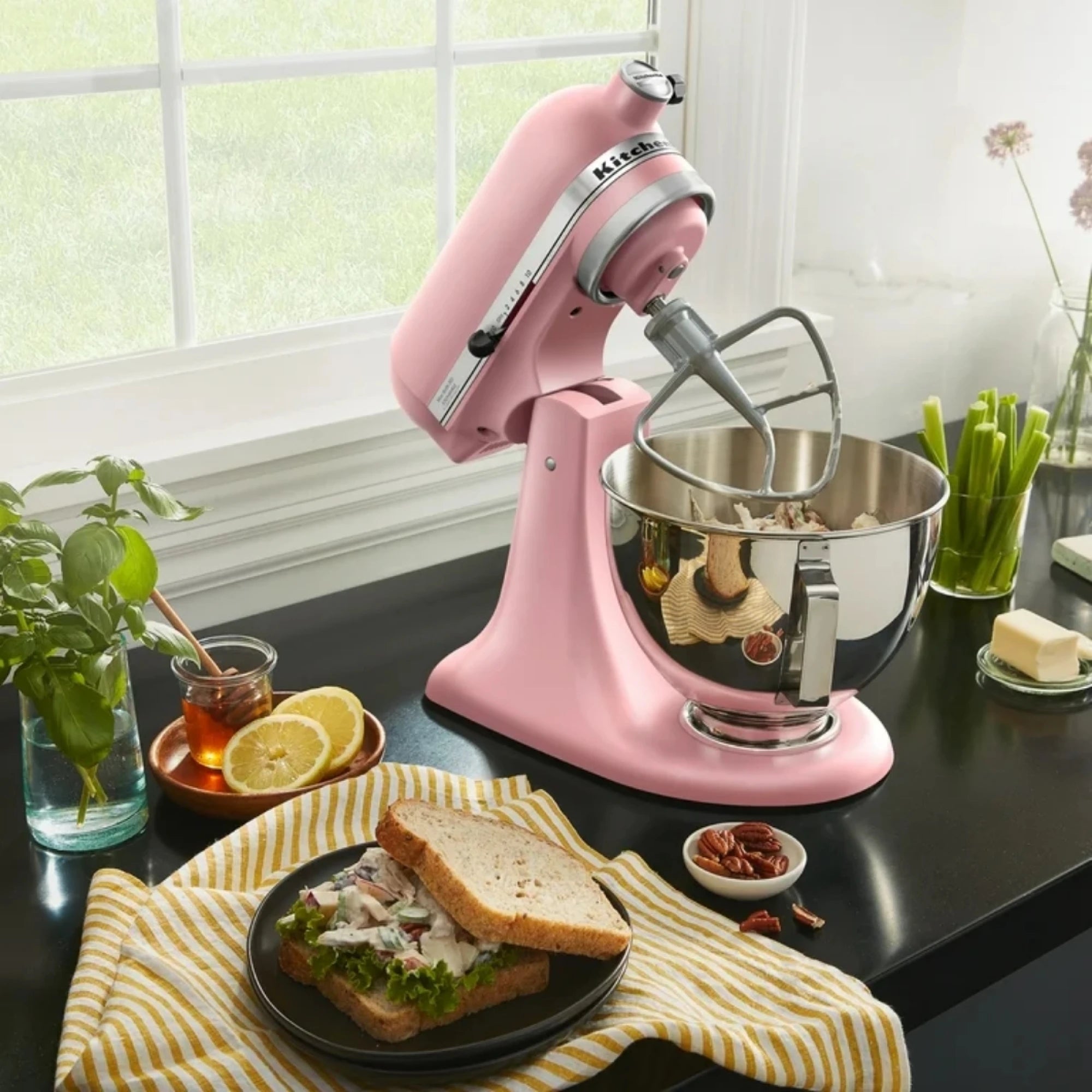 Batidora planetaria Artisan Plus Kitchenaid rosada en la cocina