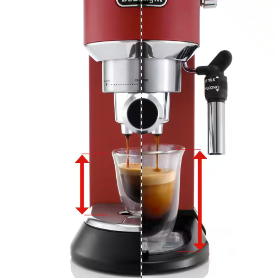 Vista comparativa de tamaños de tazas en la delonghi dedica style roja