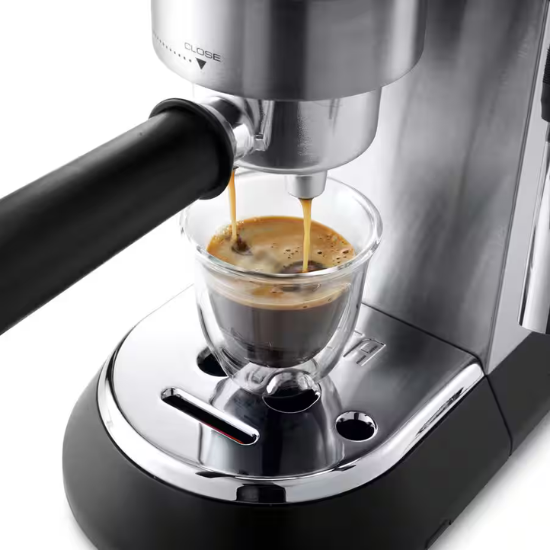 Detalle de espresso en la delonghi dedica style