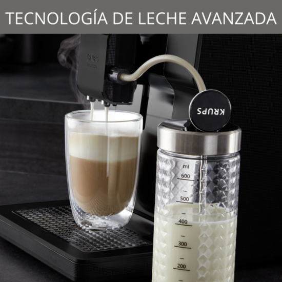 Cappuccino con espuma cremosa mostrando la tecnología de leche avanzada