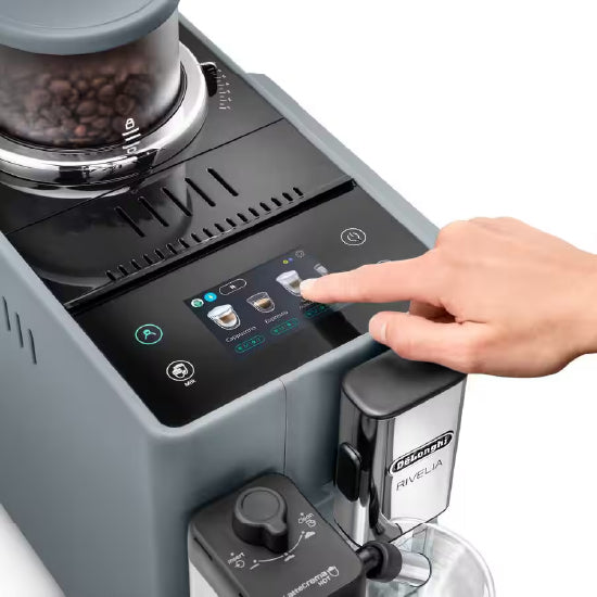 Pantalla táctil en color 3,5 pulgadas de la De'Longhi Rivelia mostrando menú de recetas.