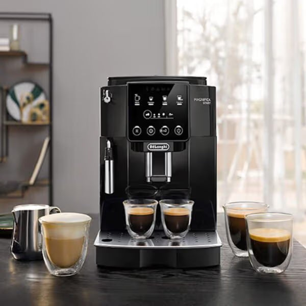 Vista frontal de cafetera DeLonghi Magnifica Start con espressos y bebidas con leche