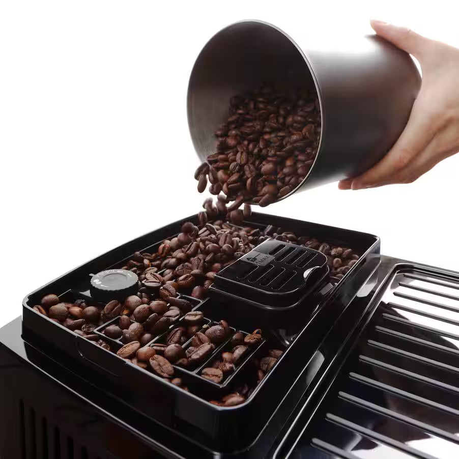 Colocando granos de café en cafetera delonghi magnifica